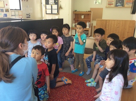 中葛西幼保園 遠足前のルール説明の様子