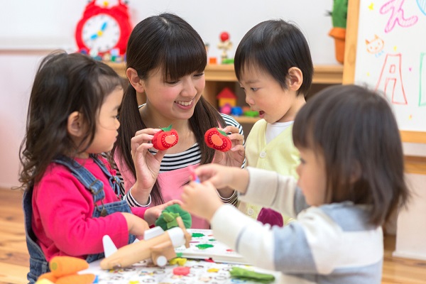 手作りおもちゃに夢中の子どもたち 中葛西幼保園